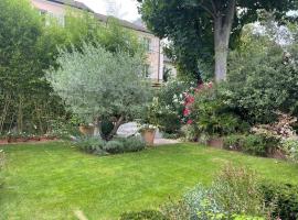 Chambre Joséphine, B&B in Saint-Cloud