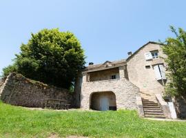 Gîte Gîte Le Prieuré 5/6 personnes, hotel in Saint-Pierre-des-Tripiers