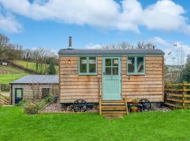 Foxgloves Hut Brompton Regis, hotel a Bampton