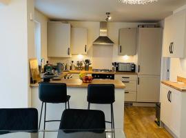 House-Sleeps 8-Parking-Garden, hotel v destinaci Weekley