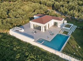 Drallos Luxury Villa - Private Heated Pool & Large Groups, by ZanteWize, hotel v destinaci Alikanas