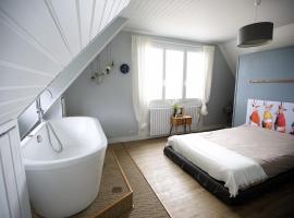 Maison front de mer - plage du débarquement, hotel en Bernières-sur-Mer