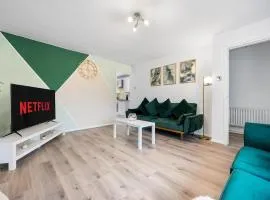 Fresh 3 Bed House, Sleeps 6, Near NEC & Airport, Free Parking, Contractors & Families Stay
