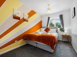 Fresh 3 Bed House, Sleeps 6, Near NEC & Airport, Free Parking, Contractors & Families