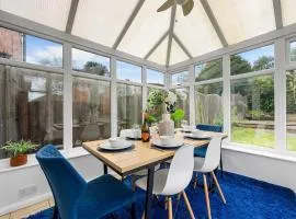 Roomy 3 Bed House, Sleeps 6, Near NEC - Airport, Parking, Contractors