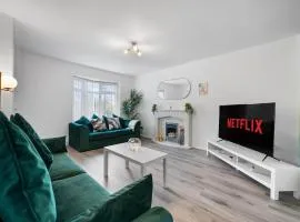Spacious 3 Bed House, Sleeps 6, Near NEC - Airport, Parking, Contractors - Families Stay