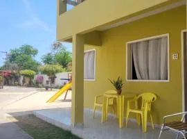 Duplex em Condomínio familiar com 03 quartos à 200m da praia e 500m do Veneza Water Park