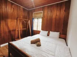 Likat Surf House、Tuapejatのホステル
