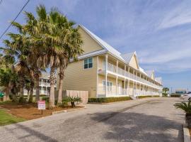 Charming Condo Steps from the Beach & Lagoon!, căsuță din Gulf Shores
