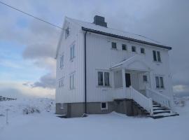 House with amazing view & location in Tind, hotel in Sørvågen