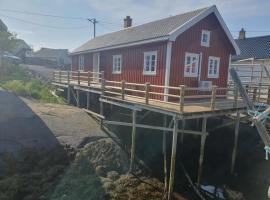 Authentic central located cabin close to Reinebringen Lofoten、レーヌのホテル
