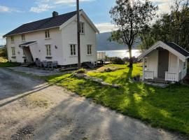 Vettingstua, beautiful house down by the sea., hotel in Gravdal
