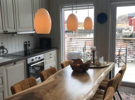 Amazing waterfront rorbu (free car-charging), hotel a Stamsund