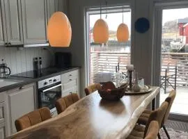 Amazing waterfront rorbu (free car-charging)