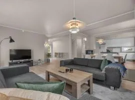 Northstay - Grimsby House, Free Parking, Sauna, Sleeps 16