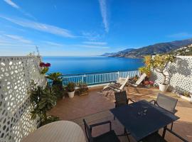 Beachfront Paradise - Panoramic Terrace, Monaco view & Private Beach Access - French Riviera Liguria, Hotel in Ventimiglia