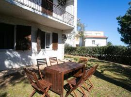 M081 - Marcelli, residence Mare Verde trilo con giardino, hotel em Marcelli