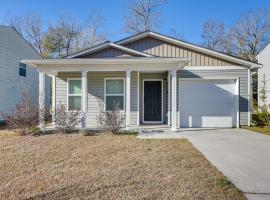 9 Mi to Shore Family-Friendly Sunset Beach Home, ξενοδοχείο σε Sunset Beach