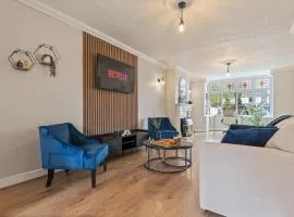 3 Bedroom Home Driveway King Beds Nr Solihull, Edgbaston, Digbeth, HS2 sites, NEC, M42 & Lots more- Central Birmingham