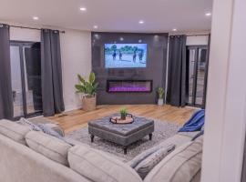 6 Bedroom Modern Escape in Horseshoe, Pool and Hot tub, hotel en Coldwater