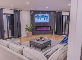 6 Bedroom Modern Escape in Horseshoe, Pool and Hot tub