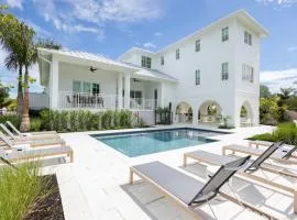 Brand New & Private Pool - Palmgale House