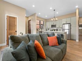 Luxury Living Modern Midtown Ensuite Baths Patio, hotel em Reno