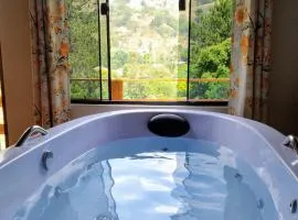 Chalé Portal Lazer Um refúgio cercado pelo verde com hidromassagem lareira lagos privacidade e conforto em meio à natureza