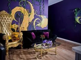 Siren's Cozy Cove Hideaway Mins from Downtown