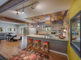 Updated Cabin HotTub Firepit Decks nr Shore Lodge, hotel sa McCall