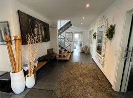 Architekten-Villa, moderne 220qm, 4 Schlafzimmer, Garten, hotel in Irschenberg