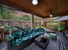 Zen Jungle House by Busch Gardens Sleeps 12 with Outdoor Games & Detached Play Space!