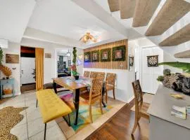 Zen Jungle House by Busch Gardens Sleeps 12 with Outdoor Games & Detached Play Space!