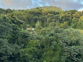 Niché dans la verdure, hotel v destinaci Rivière-Pilote