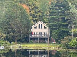 VT Lake house minutes from Okemo, hotel v destinaci Ludlow
