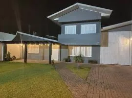 Casa grande com jardim