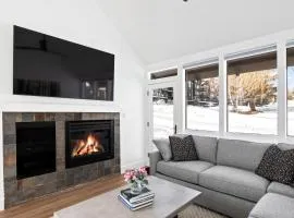 Unbeatable Location, Sleeps 12, Ski Access Across the Street, Large Hot Tub, Walk to the Lift
