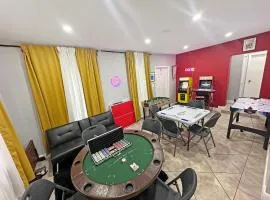 Escape GameRoom, BAR, BBQ, Spacious,KING Bed, All Luxury mattresses, Near Beach, 6 blocks away from Bars, Nite Clubs, Res, Shops