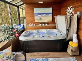 Lake and the City Bed and Breakfast, hotel v destinaci West Kelowna