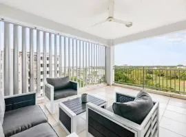 Tropical Horizons - Chic Family Stay with Pool