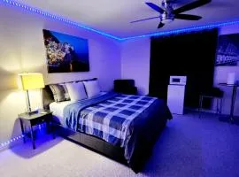 Platinum Staycation EnSuite - Free Onsite Parking , Washroom Ensuite , Shared Full kitchen
