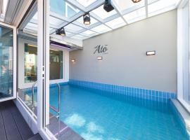 Gangneung Atopool Villa, hotel v destinaci Kangnung
