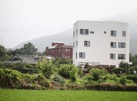 Stay Jirisan Ahchim, guest house in Masal-li