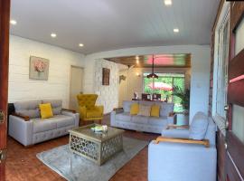 CASA ENTERA HERMOSA con Desayunos incluidos, villa in Puyo