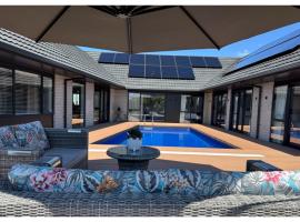 Luxury Redwoods Home With Heated Pool, Spa, Sauna, hotel in Rotorua
