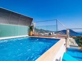 Luxury Apartment with Private Heated Pool - Wave Maker