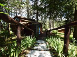 Chalet au Lac de Goulens avec piscine commune - 2 adultes et 3 enfants, hotel i Layrac