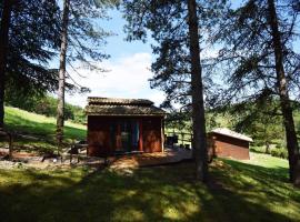 Petit chalet au Lac de Goulens avec piscine commune - 2 adultes et 1 enfant, hotel i Layrac