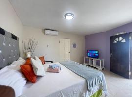 Skyline Suites 2 Queen bedroom - perfect for a couples getaway! condo, condominio en Montego Bay