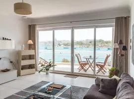 The Strand Luxurious Seafront Apartment